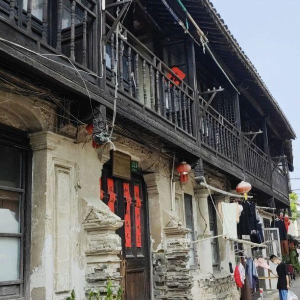 泰安一老人突发不适路边晕倒 警民合力救助